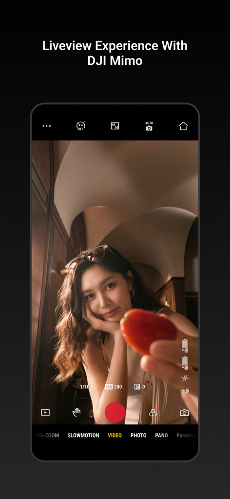 Una schermata dello smartphone che mostra l'interfaccia della fotocamera dell'app DJI Mimo con un'anteprima video live di una donna che filma un vlog di lifestyle