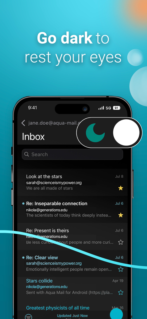 Interfaz de la aplicación de correo electrónico Aqua Mail mostrando el tema del modo oscuro para la comodidad visual.
