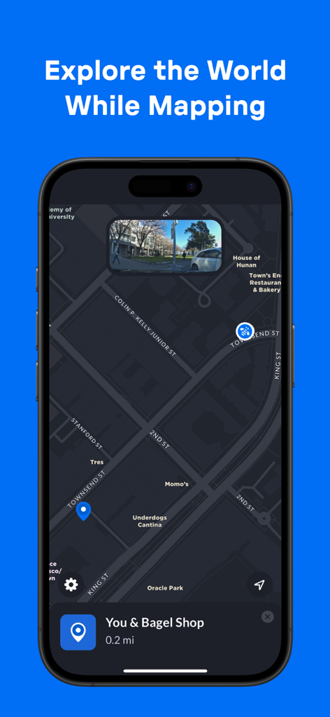 Bee Maps: Drive, Earn, Fun - Écran de l'application Bee Maps montrant une carte interactive en mode sombre avec une superposition de vue de dashcam et des points d'intérêt locaux