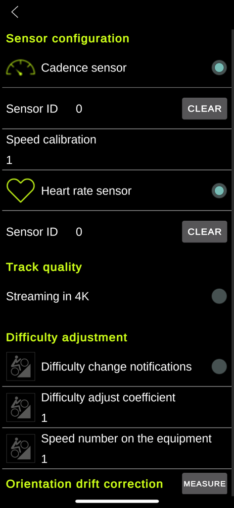 kinomap vr - Sensorkonfigurationsbildschirm in der Kinomap VR App zeigt Trittfrequenz- und Herzfrequenzsensoroptionen.