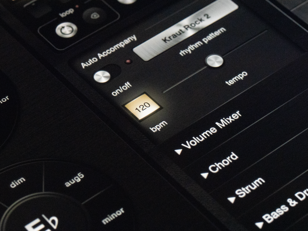 polychord - Vue rapprochée de l'application iPad Polychord montrant les paramètres d'accompagnement automatique et de rythme.