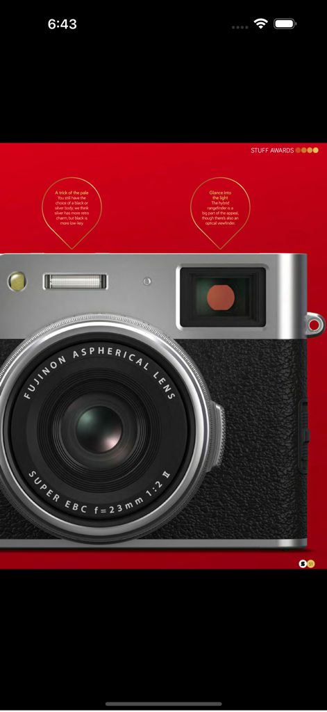 Primo piano di una recensione di una fotocamera digitale retrò nell'app Stuff Magazine