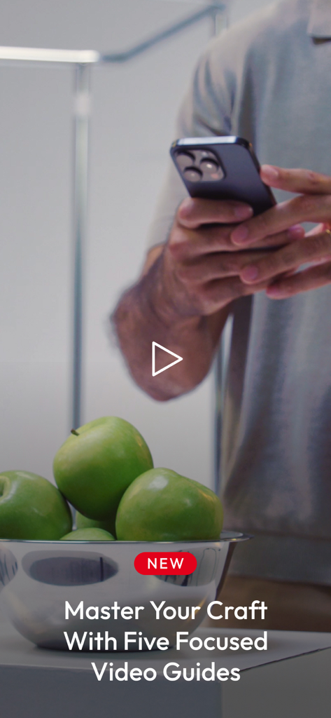 Leica LUX - Pro Manual Camera - Um homem usando um iPhone para fotografar maçãs verdes com um texto sobre novos guias de vídeo de fotografia.