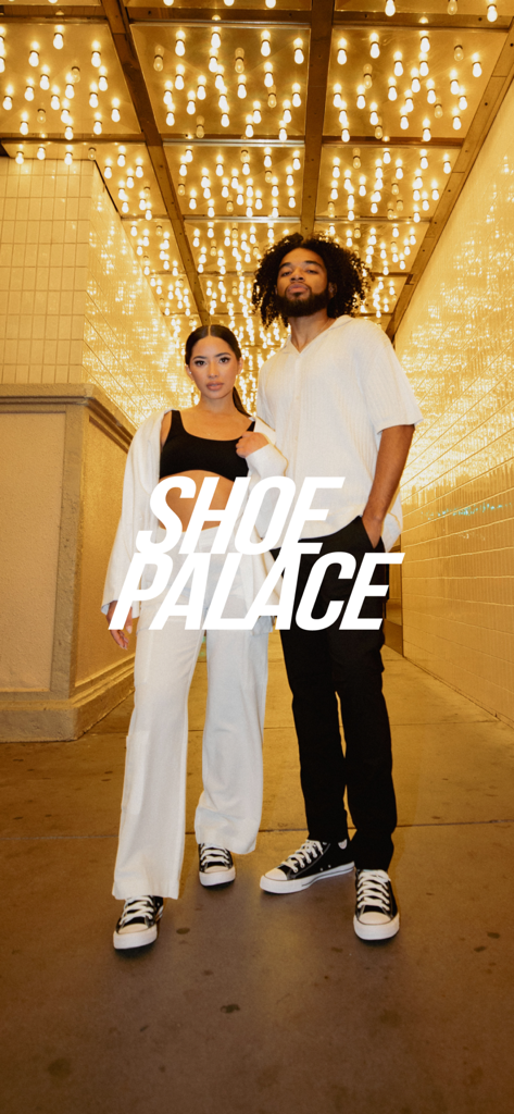 Shoe Palace - Un hombre y una mujer con ropa urbana de moda posando con el logo de Shoe Palace en un entorno urbano con mucha luz