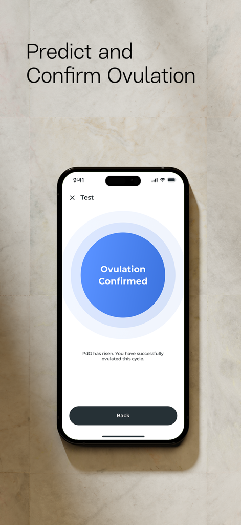 Smartphone mostrando la pantalla de la app Inito con un mensaje indicando Ovulación Confirmada basado en el aumento de PdG