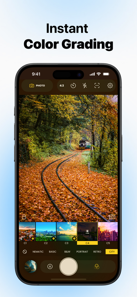 Interfaz de la aplicación Snap Pro Camera mostrando filtros de gradación de color instantánea con una vista previa de una vía de tren en otoño.
