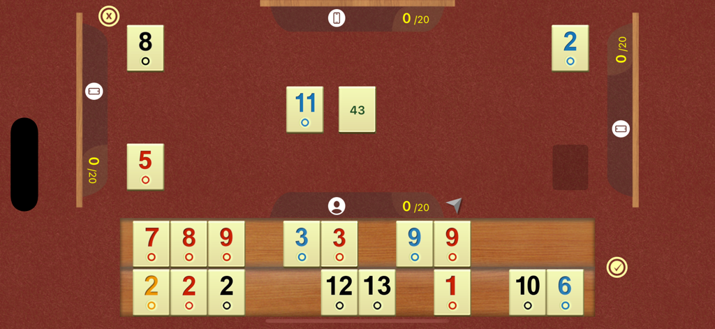 Okey Online - Interfaz de juego digital de Okey mostrando fichas en un soporte de madera y una mesa de juego roja