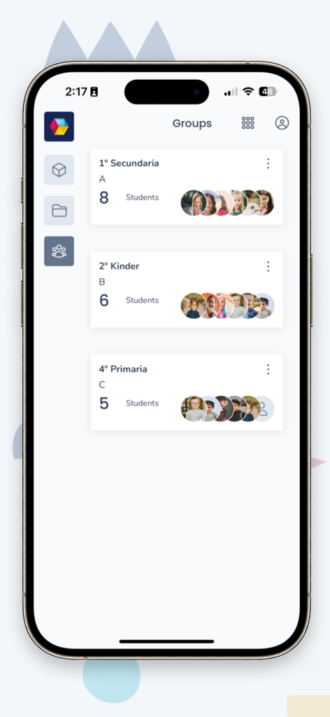 Amco CS - Interfaz de la aplicación Amco CS mostrando grupos de aulas para niveles de jardín de infancia secundario y primaria con recuento de estudiantes
