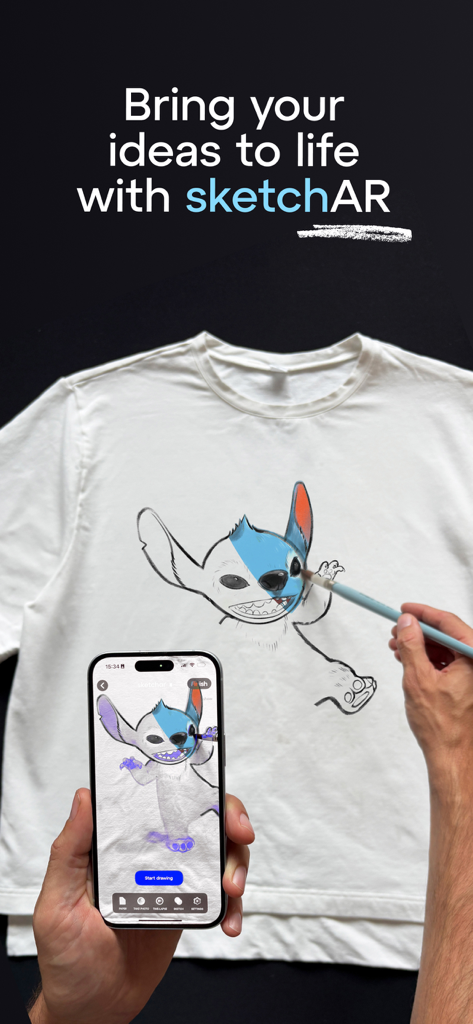 Sketchar: AR Drawing App - 스마트폰에서 Sketchar AR 앱을 사용하여 흰색 티셔츠에 만화 캐릭터 그리기를 안내하는 사람.