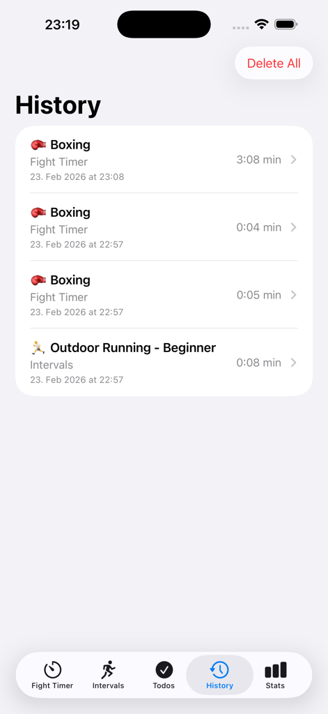 Pantalla de historial de la aplicación Box Interval Timer que muestra una lista de entrenamientos de boxeo y carrera registrados con fechas y duraciones.