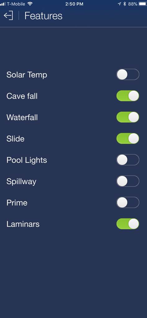 Menu de recursos do aplicativo ScreenLogic Connect com controles deslizantes para cascata, escorregador e iluminação da piscina