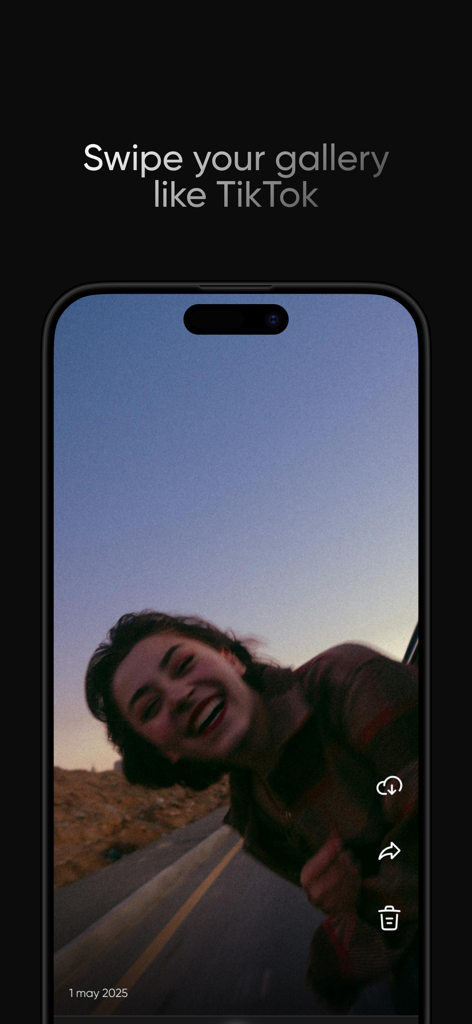 MonClips 앱 인터페이스는 iPhone의 사진 갤러리를 정리하기 위해 TikTok 스타일의 스와이핑을 보여줍니다