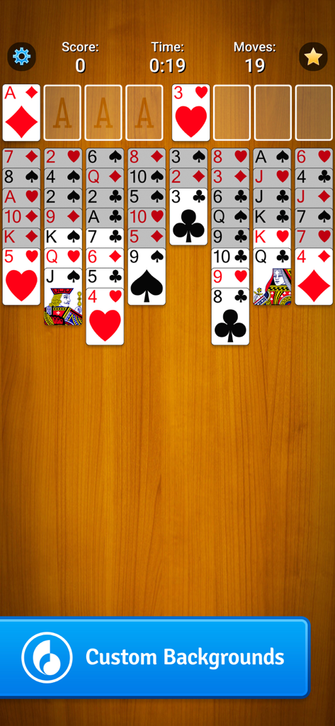 FreeCell Solitaire Card Game - Jugabilidad de FreeCell Solitaire sobre un fondo de madera clásico con un botón para fondos personalizados.