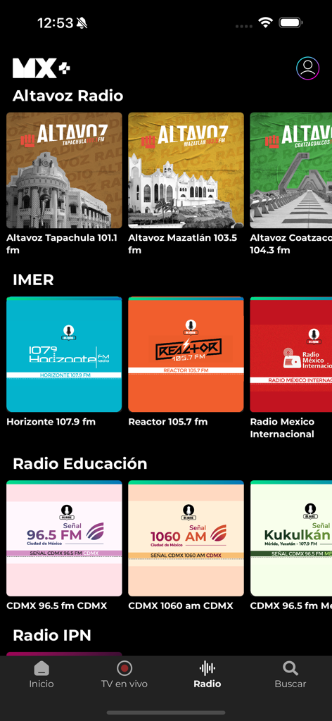 Interfaz de la aplicación MXPlus que muestra varias estaciones de radio públicas mexicanas disponibles para streaming en vivo.