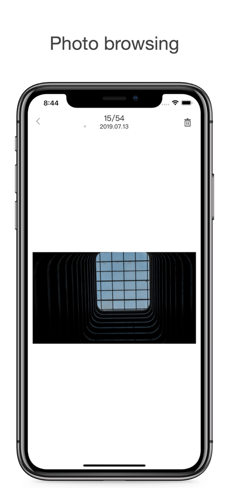 EASY - AI Photo Organizer - EASY AI Photo Organizerアプリの写真閲覧インターフェース。暗い建築写真が表示されています。