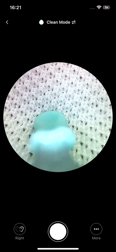 bebird - Bebird アプリのインターフェイス。クリーニングモードで、耳クリーニングデバイスからの円形のリアルタイムカメラビューが表示されます。