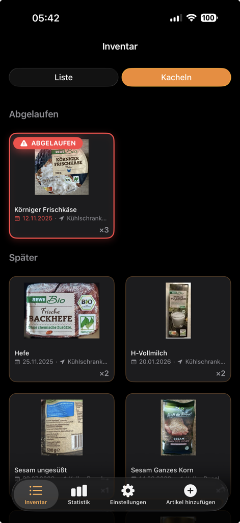 Pantalla de inventario de la aplicación Restlos que muestra productos alimenticios con advertencias de caducidad en un diseño de mosaico.