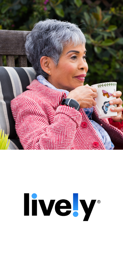 Lively Health & Safety Service - Mujer mayor activa usando un dispositivo de alerta médica Lively con el logotipo de la marca