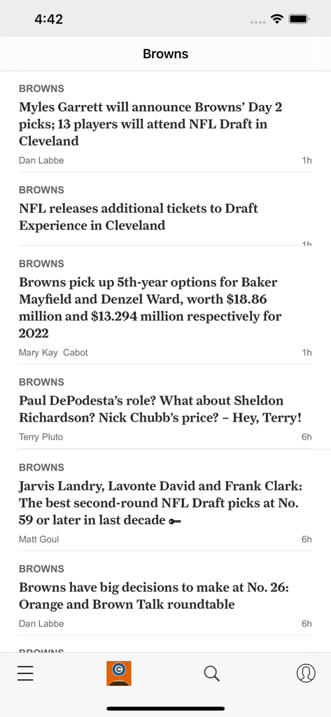 Browns News - モバイルアプリインターフェースでクリーブランド・ブラウンズフットボールチームに関するニュースヘッドラインのリスト。