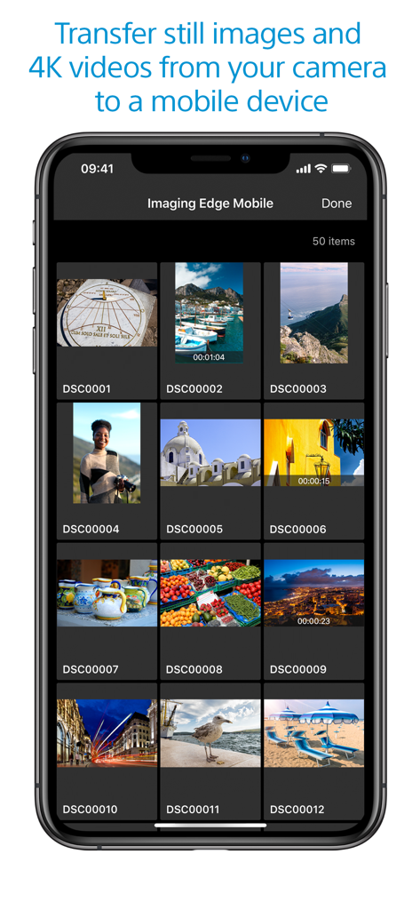 Un écran de smartphone affichant l'interface de l'application Sony Imaging Edge Mobile avec une grille d'images et de vidéos 4K prêtes pour le transfert.