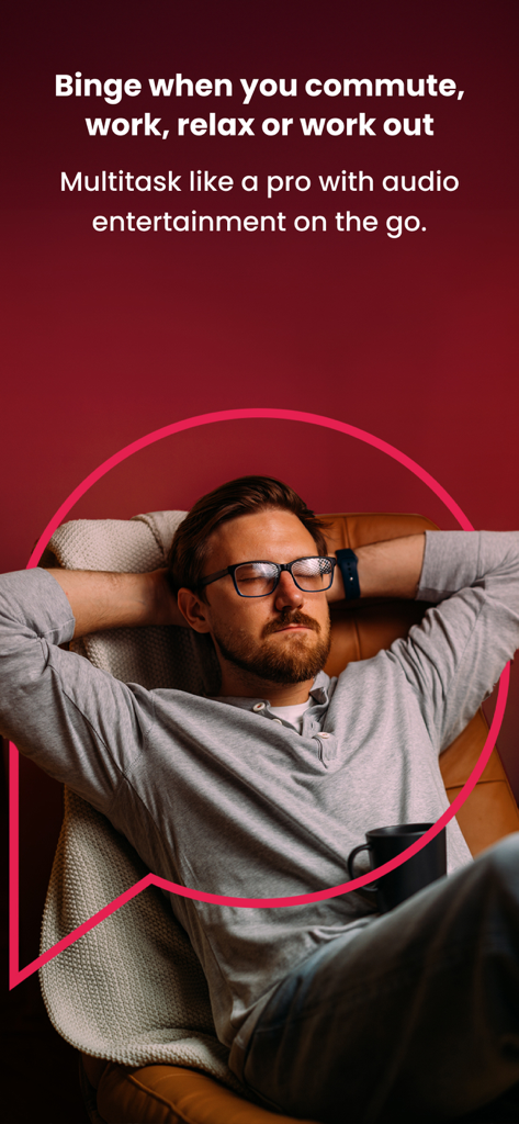 Un hombre relajándose con los ojos cerrados mientras escucha series de audio de Pocket FM para evitar la fatiga visual