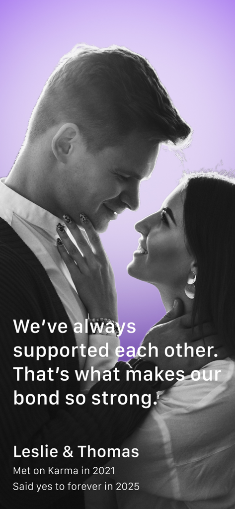 Karma - International Dating - Una pareja feliz que se conoció en la aplicación de citas internacionales Karma mirándose con un testimonio sobre su fuerte vínculo y compromiso matrimonial