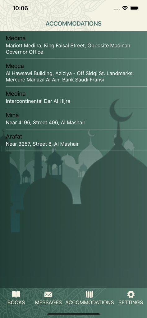 Haj Tours App-Bildschirm, der Unterkunftsdetails in Medina, Mekka, Mina und Arafat anzeigt.