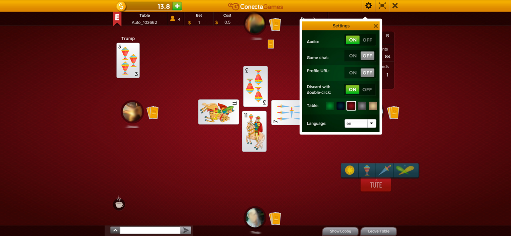 Vue du gameplay du jeu de cartes Tute avec un menu des paramètres et des cartes espagnoles traditionnelles sur une table rouge.