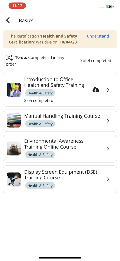Una lista de cursos de formación de salud y seguridad en el panel de la aplicación móvil Moodle Workplace.