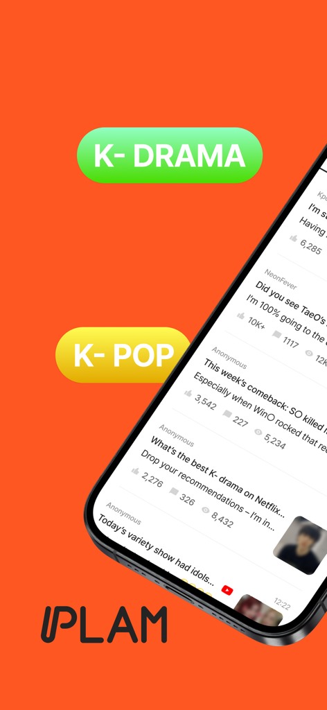 플램 - 팬스팟과 음감회 - K팝 및 K드라마 커뮤니티 토론 피드가 있는 PLAM 앱 인터페이스를 보여주는 스마트폰.