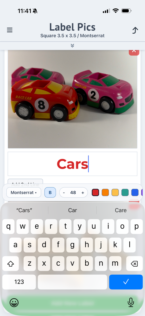 Interface do aplicativo Label Pics mostrando uma foto de carrinhos de brinquedo com uma etiqueta de texto vermelha sendo editada.