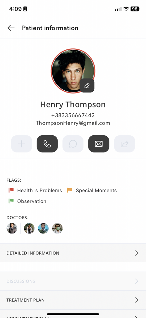 Patienteninformationsbildschirm der Ai-Clinic-Mobil-App mit Kontaktdaten, medizinischen Hinweisen und Navigation zum Behandlungsplan