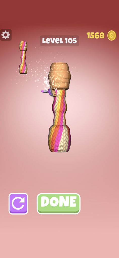 Wood Shop - Una pantalla del juego móvil Wood Shop que muestra a un jugador pintando un patrón colorido sobre un objeto de madera tallado.