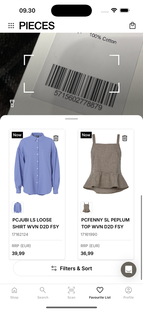 Interface de l'application mobile montrant un scanner de code-barres utilisé pour identifier des articles de vêtements pour la gestion des stocks