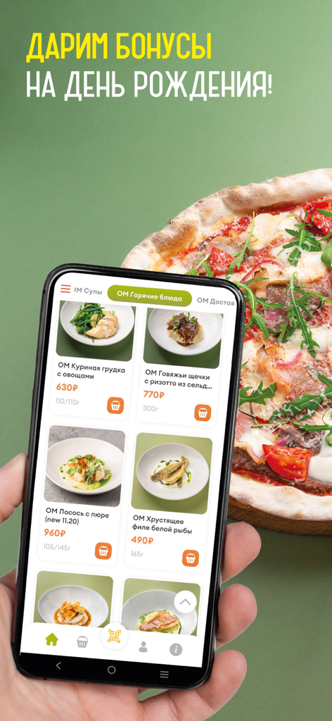 Mano sosteniendo un teléfono inteligente que muestra el menú de la aplicación Tigrus con varios platos gourmet y una pizza de fondo