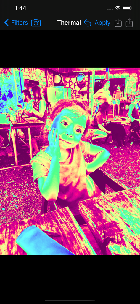 Una foto di una giovane ragazza con un vibrante effetto filtro termico rosa e ciano applicato utilizzando l'app Filtri Immagine.