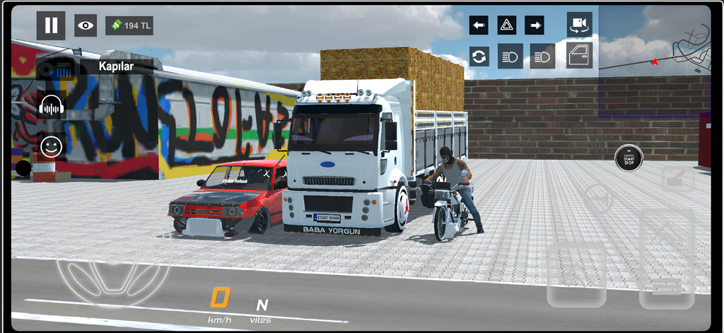 改造された赤い車、干し草を運ぶ大きな白いトラック、オートバイのキャラクターを示すEtiket Tofaskのゲームプレイ画面。