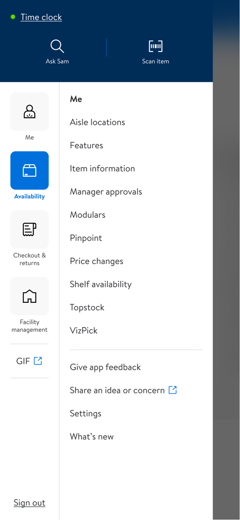 Eine Menüoberfläche der MyWalmart-App, die Funktionen für Mitarbeiter wie Artikelinformationen, Preisänderungen und Regalverfügbarkeit anzeigt.