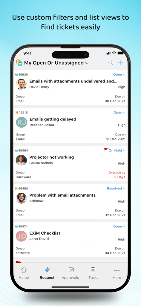 ServiceDesk Plus Cloudのモバイルインターフェース。未解決および未割り当てのITサポートチケットのリストとカスタムフィルタービューが表示されています。