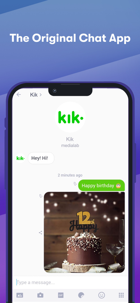 Interfaz de mensajería de Kik que muestra una conversación de chat con un saludo de cumpleaños y una foto de un pastel