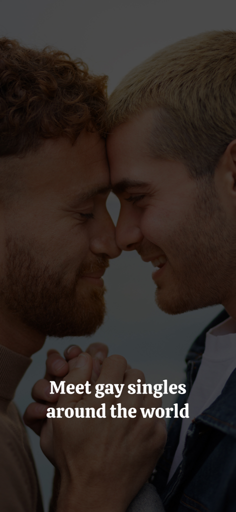 Dois homens de mãos dadas com o texto Conheça solteiros gays ao redor do mundo no aplicativo Wonder.