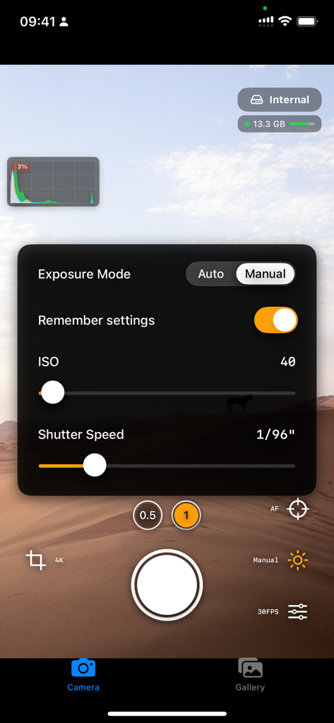 Interface de exposição manual no aplicativo RAW Cam com controles deslizantes de ISO e velocidade do obturador