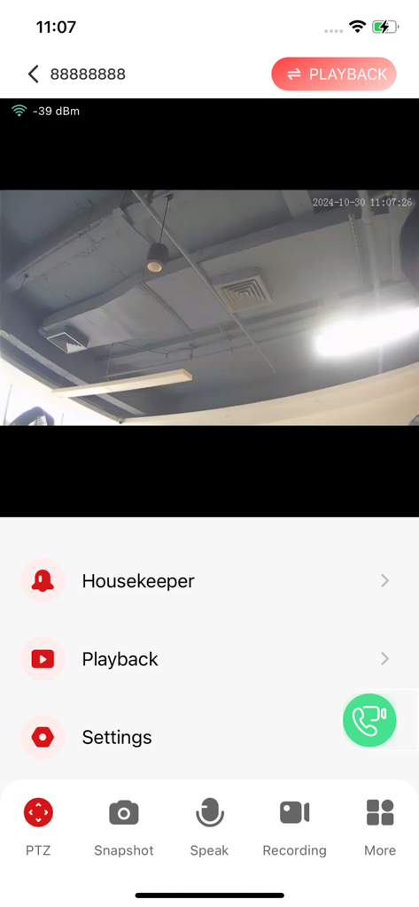Interfaz de la aplicación Franwell que muestra una transmisión en vivo de la cámara de seguridad con controles PTZ y opciones de reproducción.