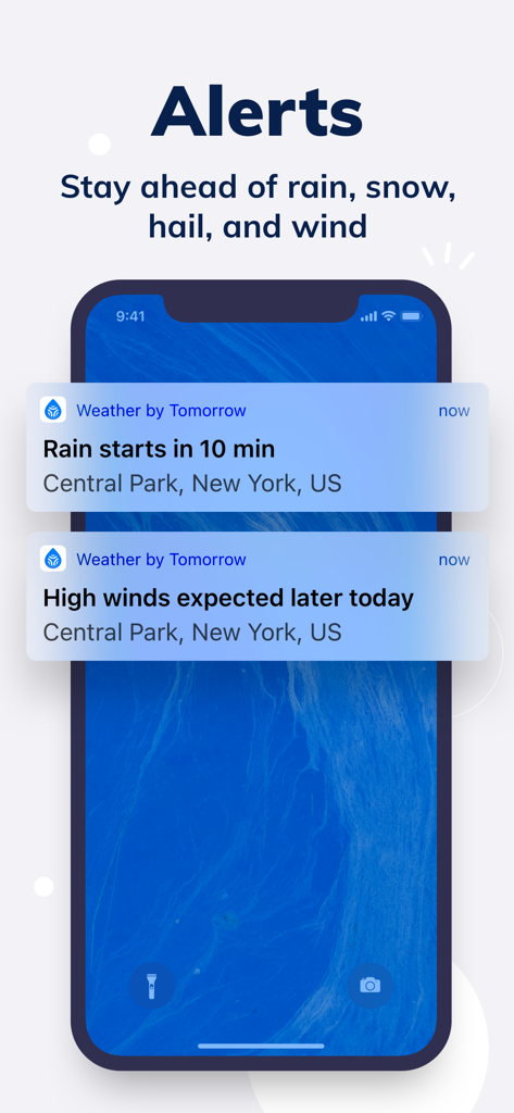 iPhoneのロック画面に、10分後に雨が始まるというTomorrow.ioの天気通知と強風アラートが表示されています。