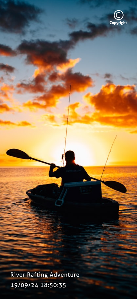 Auto Date Stamper for Photo - Una foto de un kayak al atardecer con sellos automáticos de fecha, hora y derechos de autor