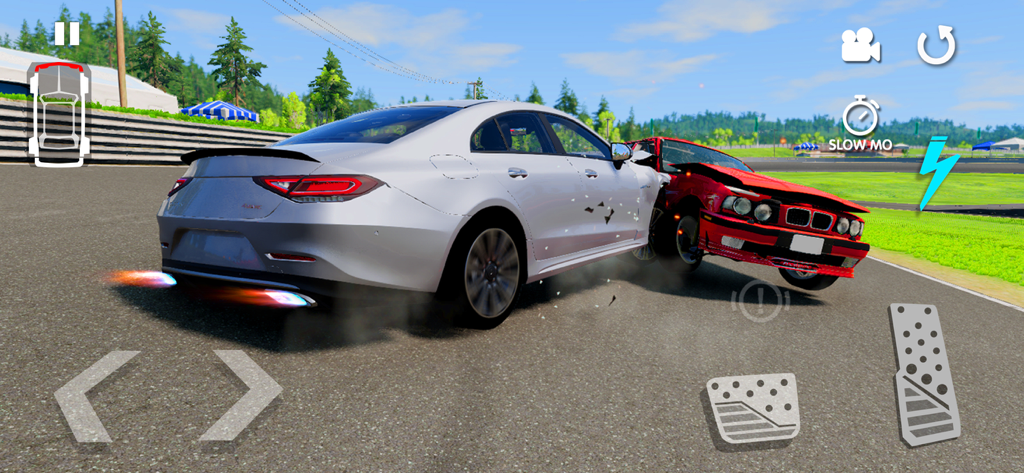 Un sedán blanco colisionando con un coche rojo mostrando daños realistas en el simulador RCC