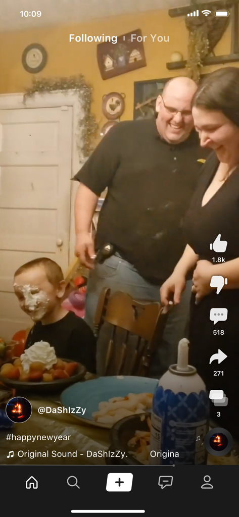 Clapper: Video, Live, Chat - Ein kurzes Video in der Clapper-App zeigt eine fröhliche Familienfeier mit lachenden Menschen.