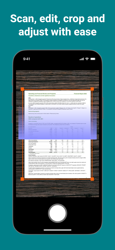 Easy Camera Scanner - PDF - Pantalla de iPhone mostrando la aplicación Easy Camera Scanner capturando un documento financiero con un borde naranja ajustable en un fondo de madera