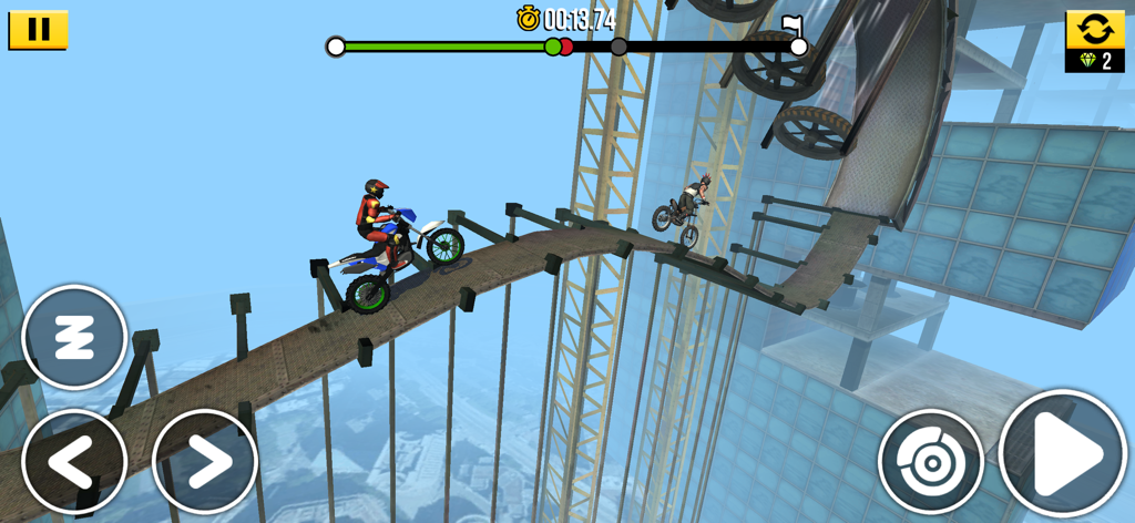 Trial Xtreme Legends - Un piloto de motocross navegando por una estrecha pista elevada muy por encima de una ciudad en Trial Xtreme Legends