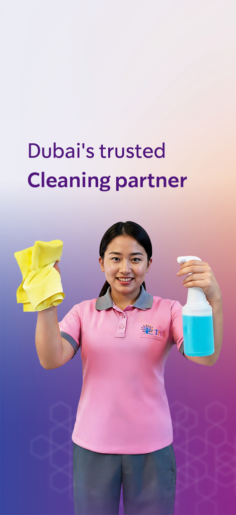 Uma limpador profissional em uniforme rosa segurando um pano de limpeza e um borrifador para TPH Home Services